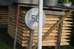 unerwartete Tafel auf dem Feldweg