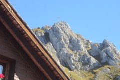 Blick hinauf zum Gipfelkreuz