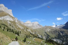 anfänglich noch breiter Wanderweg